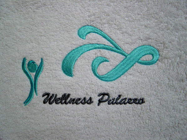 Handtuch mit dem Logo eines Wellness-Instituts